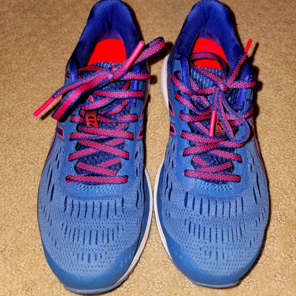 Womens size 6.5 gel cumulus asics 20